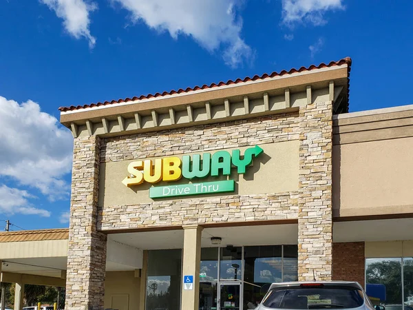 Orlando, Florida, ABD - 01-12-2020: Subway Drive-Thru olarak bilinen sandviç zincirinin ön levhası.