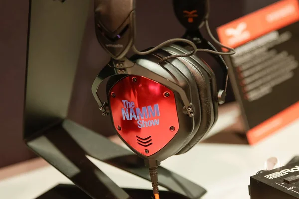 米国カリフォルニア州アナハイム 2020 サイドにNamm Showと表示されるヘッドフォンのセットのクローズアップ — ストック写真