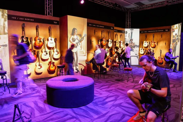 Anaheim California United States 2020 Several People Interact Acoustic Guitars — Stock Photo, Image