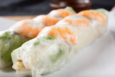 Bir tabak börek manzarası.