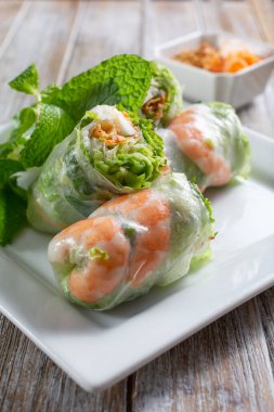 Bir tabakta yuvarlanan yumurtaların yakın çekim görüntüsü.