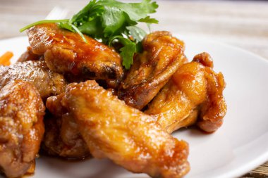 Asya sarımsaklı tavuk kanadı manzarası.