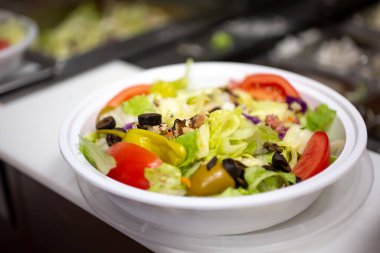 Lokanta tezgahında bir kase antipasto salatası..