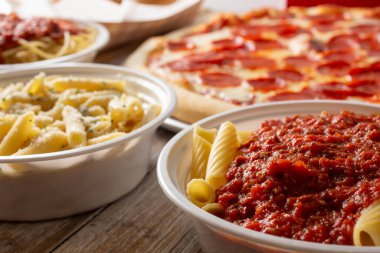 İçinde Penne Marinara ve pepperoni pizza bulunan birkaç popüler İtalyan antresi..