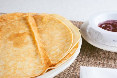 Tabakta bir yığın İsveç gözlemesi.