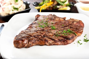 Biftek kesiminin manzarası ve çeşitli mezeler..