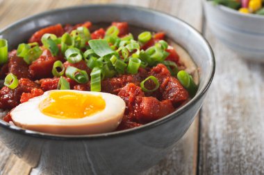 Baharatlı ton balıklı pirinç kasesinin yakın plan görüntüsü.