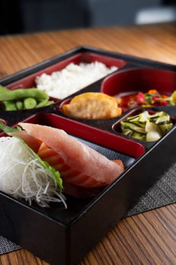 Masadaki bento kutusunun görüntüsü.