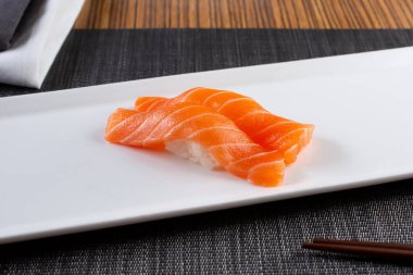 Tabakta somon nigiri manzarası.