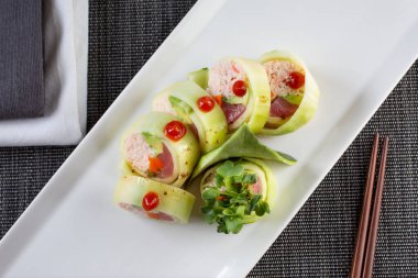 Tabaktaki salatalıklı ton balığının yukarıdan görünüşü.