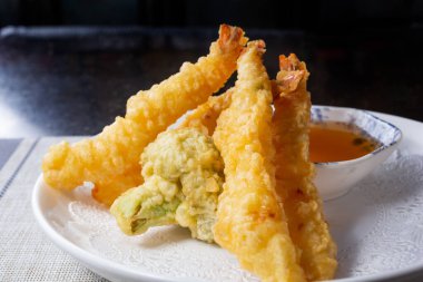 Restoranda ya da mutfak ortamında karides ve sebzeli tempura tabağı manzarası..