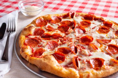 Biberli pizza manzarası, bir restoranda ya da mutfak ortamında..