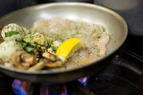 エビの腸を調理するストーブの上の鍋のクローズアップビュー — ストック写真