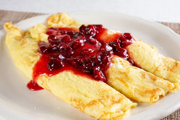 Blick Auf Einen Teller Mit Crêpes Mit Kirschsirup — Stockfoto