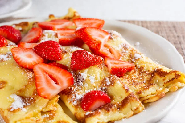 View Plate French Crepes Topped Sliced Strawberries Powdered Sugar — Stock Photo, Image
