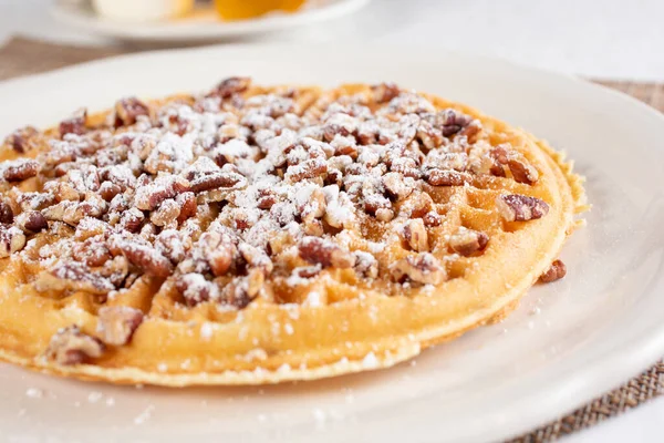 Nahaufnahme Einer Waffel Mit Pekannüssen Und Puderzucker — Stockfoto