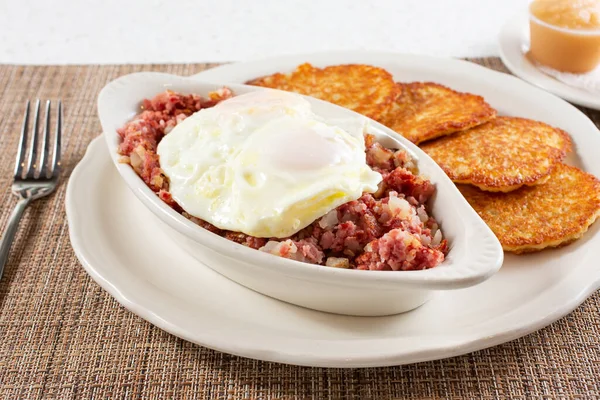 View Casserole Dish Corned Beef Hash Topped Easy Eggs — Stock Photo, Image