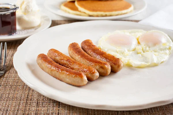 Una Vista Plato Desayuno Con Enlaces Salchichas Huevos Fáciles Panqueques —  Fotos de Stock