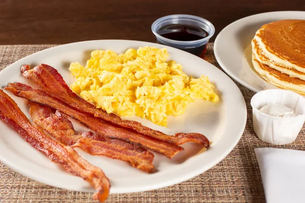 Blick Auf Den Frühstücksteller Mit Eiern Speck Und Pfannkuchen — Stockfoto