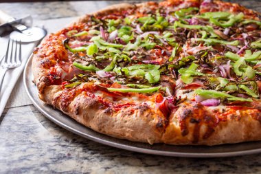 Sebze ve etli pizza manzarası..