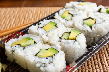 Avokado kesme rulosunun yakın plan görüntüsü.