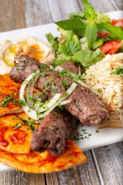 Bir tabak kefta manzarası, yanında pilav ve pilav..