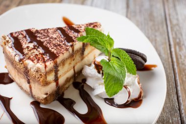 Bir tabak tiramisu keki manzarası..