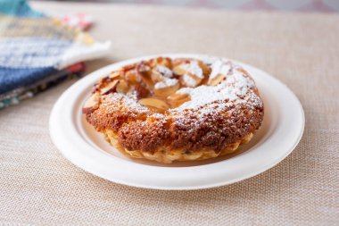 Bademli turta tabağının yakın plan görüntüsü.