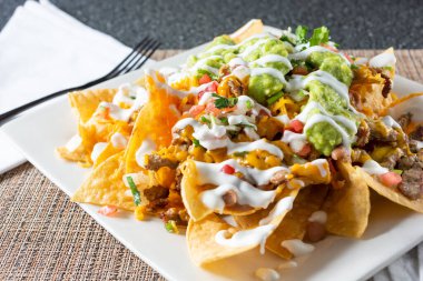 Bir tabak karne asada nachos manzarası.