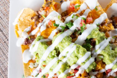 Bir tabak karne asada nachos 'un yukarıdan görünüşü..