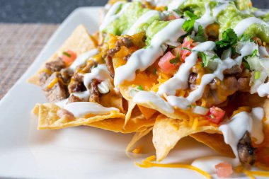 Bir tabak karne asada nachos manzarası.