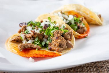Birkaç sokak tacosunun yakın plan görüntüsü.