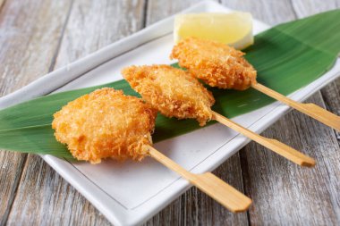 Aperatif lolipop karides tabağı manzarası..