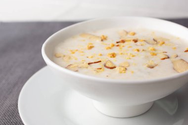 Bir kase sütlaca yakından bak..