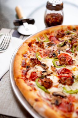 Köy eti ve sebzeli pizza manzarası..