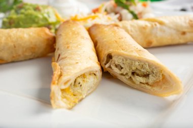 Tabaktaki birkaç flütün yakın plan görüntüsü.