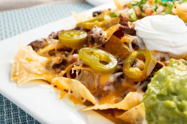 Bir tabak nachos 'un yakın çekim görüntüsü.