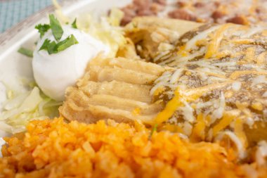 Bir tabak tamale 'nin yakın çekim görüntüsü.