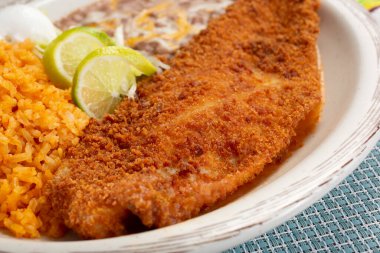 Bir tabak ızgara balık manzarası..