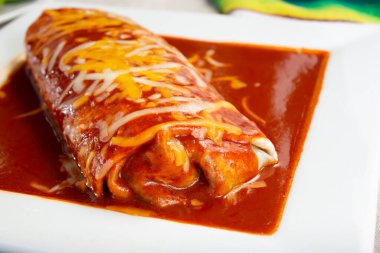 Tabaktaki ıslak burrito 'nun yakın plan görüntüsü.