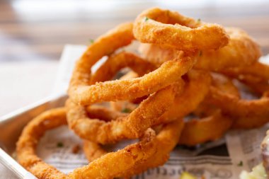 Bir tepsi soğan halkası manzarası, bir restoranda ya da mutfak ortamında.