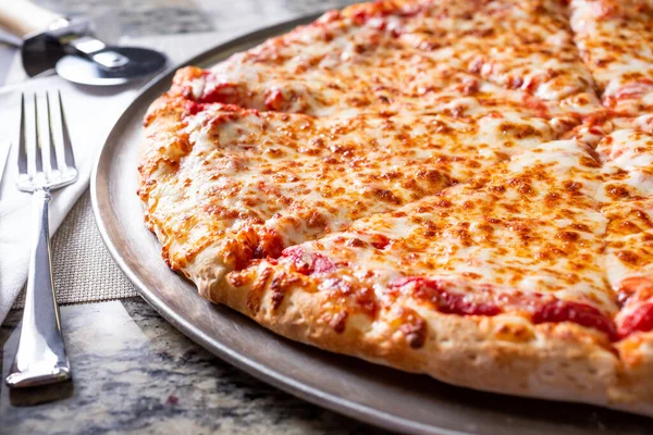 Sade peynirli pizzanın yakın plan görüntüsü..