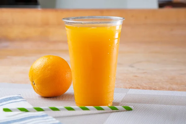 Une Vue Une Tasse Jus Orange Avec Une Orange Nombril — Photo