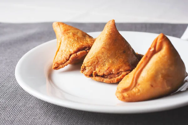 Ein Blick Auf Einen Teller Mit Mehreren Samosas — Stockfoto