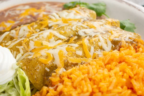 Μια Άποψη Ενός Πιάτου Enchiladas Πράσινη Σάλτσα — Φωτογραφία Αρχείου