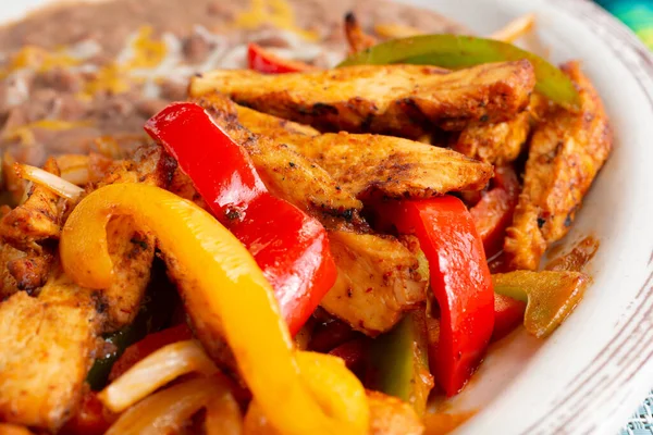 Une Vue Rapprochée Une Assiette Fajitas Poulet — Photo