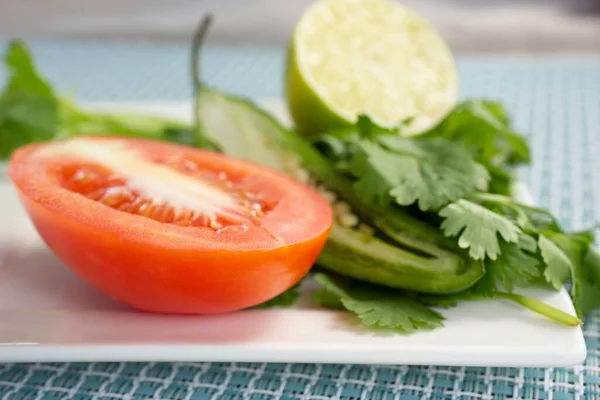 Detailní Pohled Talíř Mexických Zeleninových Zdobení Romskými Rajčaty Jalapeo Cilantro — Stock fotografie