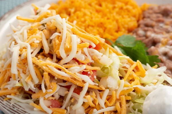 Nahaufnahme Eines Tellers Mit Hartschaligen Tacos Mit Reis Und Bohnen — Stockfoto