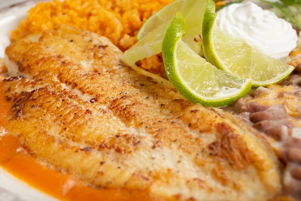 Een Close Zicht Gegrilde Witte Vis Een Restaurant Keuken — Stockfoto
