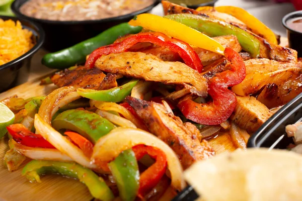 Een Uitzicht Van Een Bord Van Kip Fajitas — Stockfoto